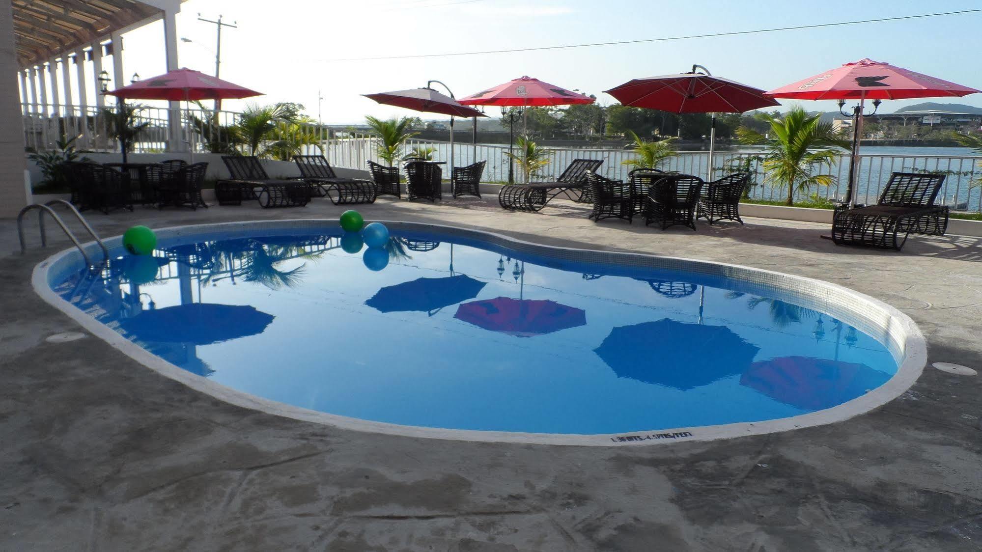 Ramada Tikal Isla De Flores Hotel Extérieur photo